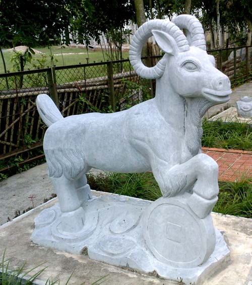 Đắp tượng thú bằng xi măng tại Nghệ An