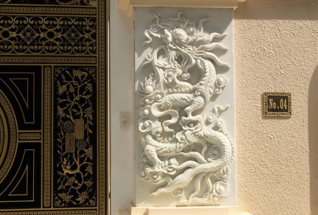 đắp phù điêu trang trí ngoài cổng nhà