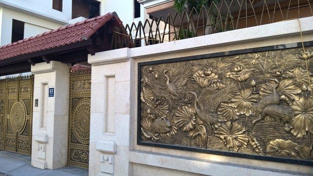 đắp phù điêu trang trí ngoài cổng nhà