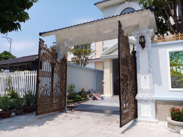 đắp phù điêu trang trí ngoài cổng nhà