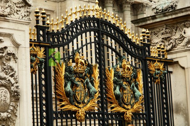 đắp phù điêu trang trí ngoài cổng nhà