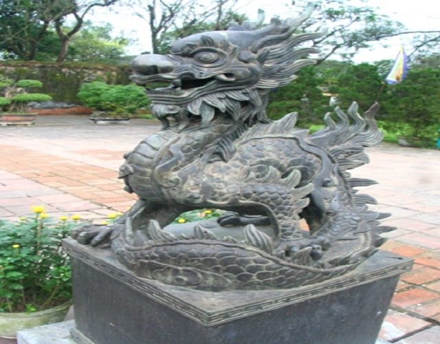 đắp phù điêu trang trí ngoài cổng nhà