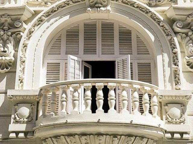 Đắp phù điêu hoa văn trang trí cửa sổ