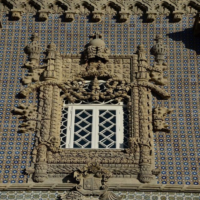 Đắp phù điêu hoa văn trang trí cửa sổ