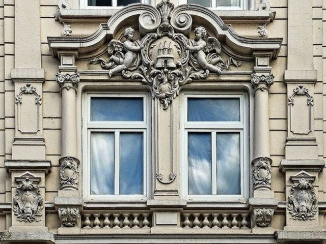 Đắp phù điêu hoa văn trang trí cửa sổ