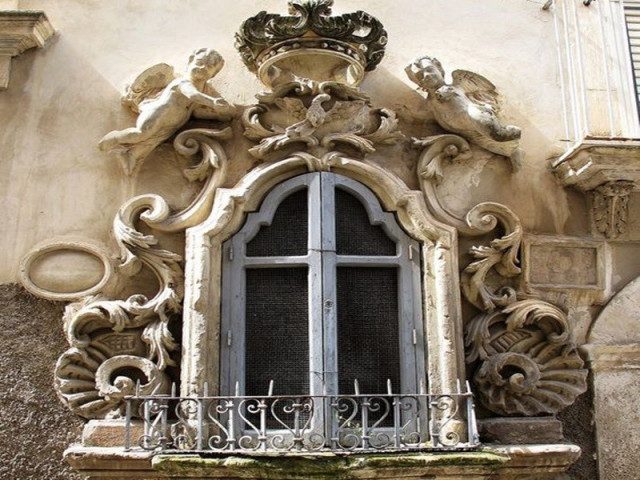 Đắp phù điêu hoa văn trang trí cửa sổ