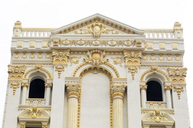 Thợ đắp phù điêu hoa văn xi măng tại Ninh Bình