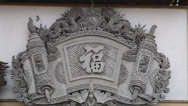 Hoa văn phù điêu cuốn thư xi măng