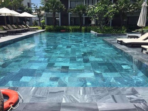đá tự nhiên ốp lát bể bơi